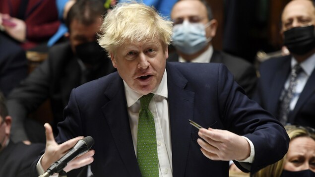 Boris Johnson, debout, au Parlement.