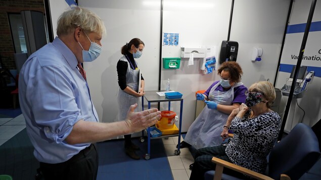 Boris Johnson discute avec des femmes dans un hôpital.