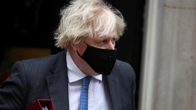 En pleine flambée d’Omicron, Boris Johnson fragilisé par la fronde de ses troupes
