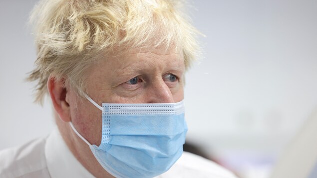 Boris Johnson porte un masque.