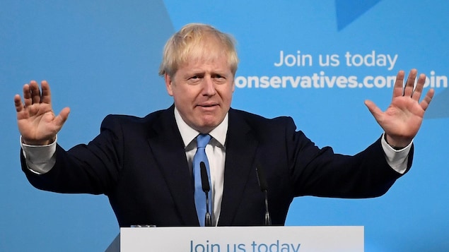 Boris Johnson sur l'estrade après sa victoire à la chefferie du Parti conservateur britannique.
