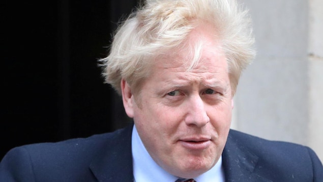 Boris Johnson devant le 10, Downing Street.