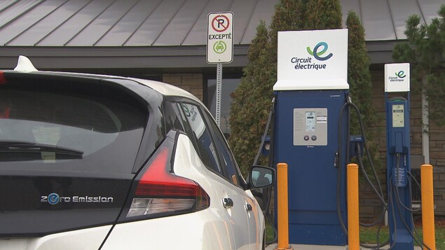 Une voiture connectée à une borne de recharge à Louiseville.