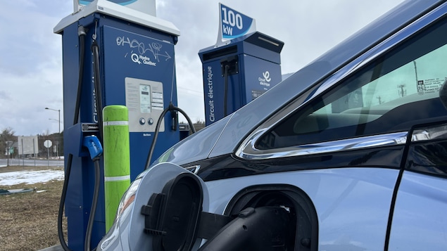 Isang electric vehicle na tsina-charge.