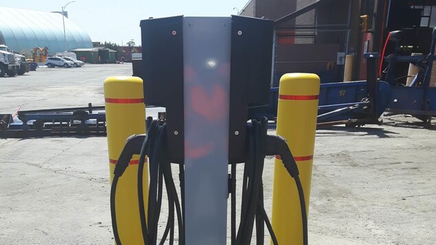 Une borne de recharge électrique.