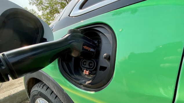 Véhicules électriques : des bornes de recharge rares et souvent défectueuses dans le Nord