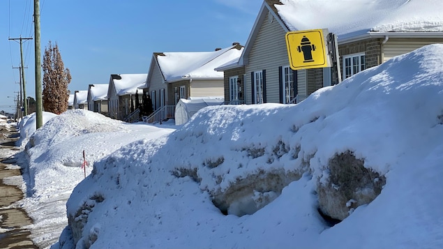 Des bornes fontaines complètement ensevelies sous la neige à Trois-Rivières