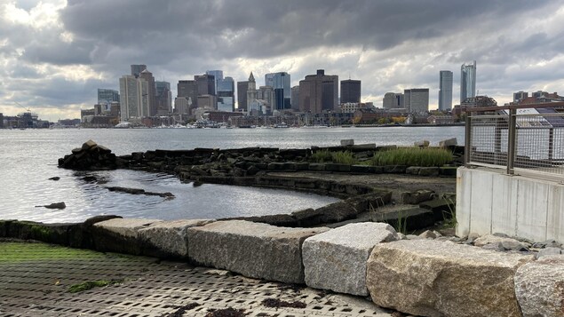 Une vue de Boston sur le bord de l'eau.