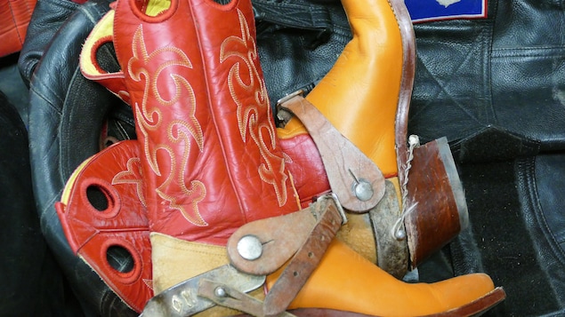 Des bottes de cowboy sur un manteau de cuir.