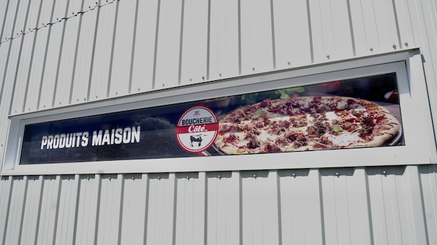 Une image de pizza dans une vitre.