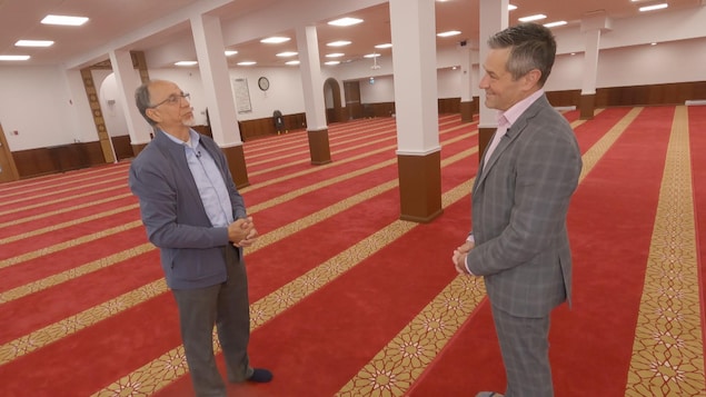 Le cofondateur du Centre culturel islamique de Québec Boufeldja Benabdallah avec l'animateur du Téléjournal Québec dans le centre.