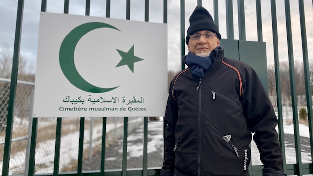 Boufeldja Benabdallah devant le cimetière musulman de Québec
