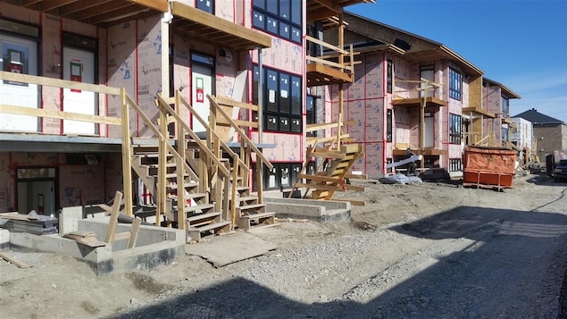 De petits édifices à logements en construction