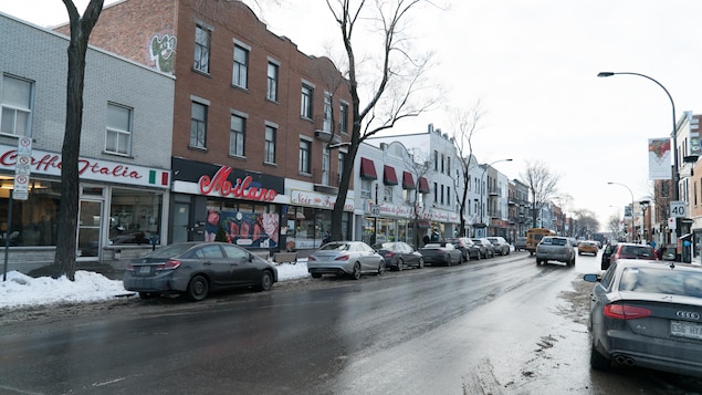 Des commerces longent le boulevard Saint-Laurent, dans la Petite-Italie, à Montréal. Des commerces longent le boulevard Saint-Laurent, dans la Petite-Italie, à Montréal.