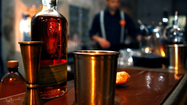 La bouteille de bourbon attend d'être ouverte.