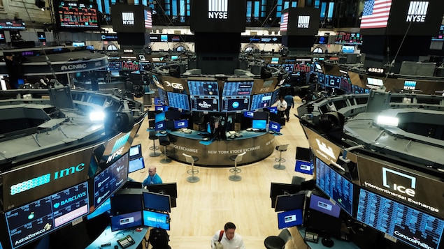 L'intérieur de la Bourse de New York, presque vide.
