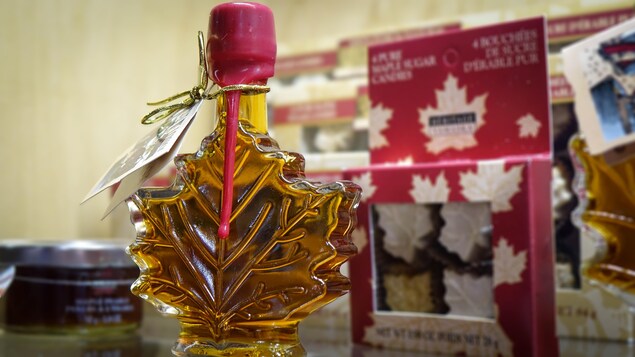 Une bouteille de sirop produite par la coopérative Citadelle à Plessisville au Québec.