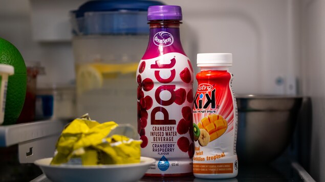 Des bouteilles de yaourt liquide et de jus. Des bouteilles de yaourt liquide et de jus.