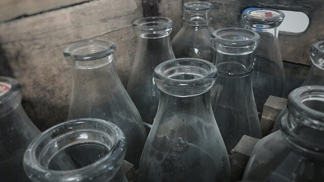 Images de vieilles bouteilles de lait en verre.