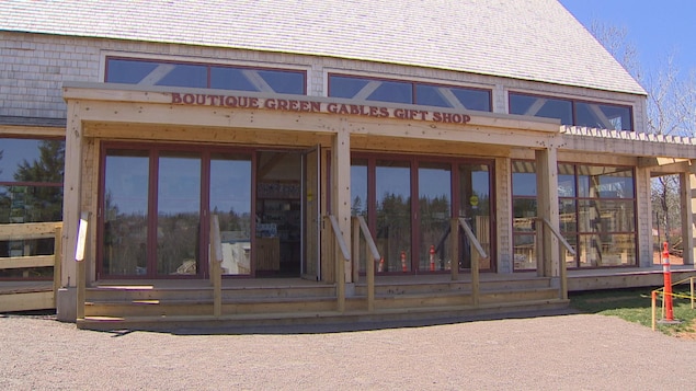 Une boutique de souvenirs temporaire a été aménagée le temps des travaux sur le site de Green Gables. Une boutique de souvenirs temporaire a été aménagée le temps des travaux sur le site de Green Gables.