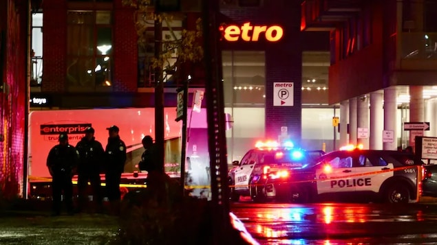 Trois suspects de vol barricadés dans un magasin à Toronto arrêtés sans incident