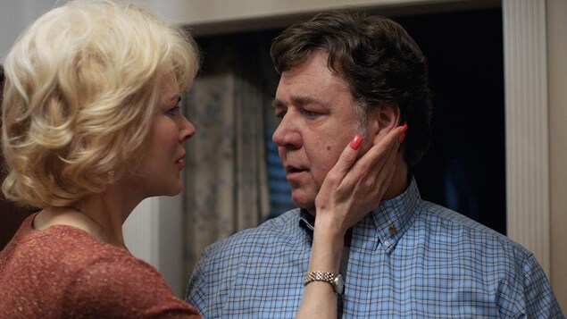 Nicole Kidman caresse la joue gauche de Russel Crowe Nicole Kidman caresse la joue gauche de Russel Crowe