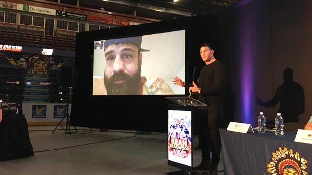 Simon Kean et Adam Braidwood se sont échangés quelques insultes via Skype. Simon Kean et Adam Braidwood se sont échangés quelques insultes via Skype.