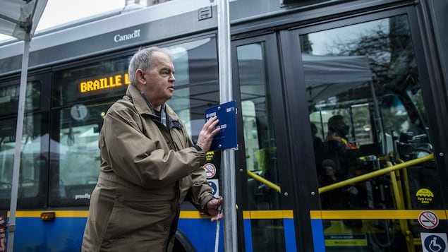 Translink installe une signalisation braille à tous ses arrêts d’autobus
