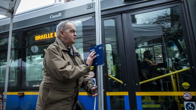 Translink installe une signalisation braille à tous ses arrêts d’autobus