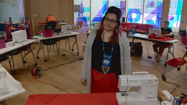 À Edmonton, un projet de couture en mémoire des femmes autochtones lie la communauté