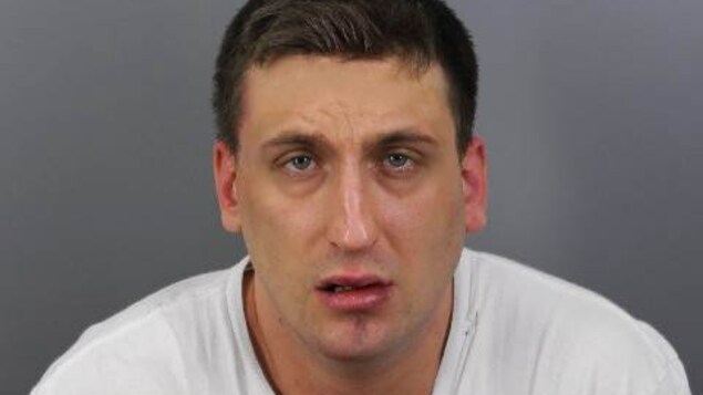 Portrait de l'homme, soumis par la police.