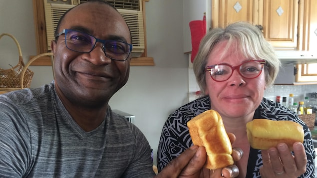 Un homme et une femme tiennent un petit pain. Un homme et une femme tiennent un petit pain.