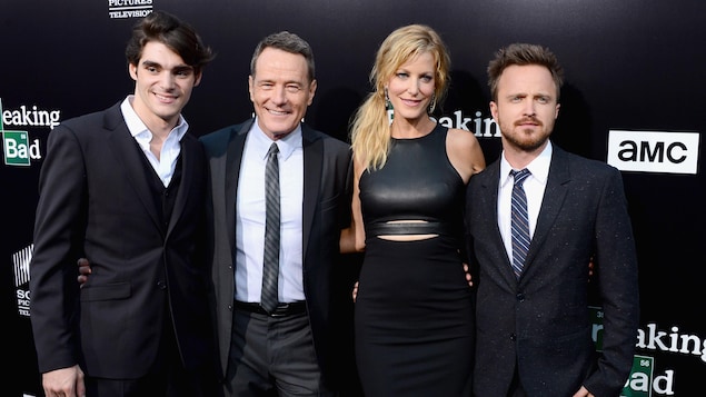 Les acteurs RJ Mitte (gauche), Bryan Cranston, Anna Gunn et Aaron Paul font leur entrée lors d'une cérémonie pour célébrer les derniers épisodes de « Breaking Bad », le 24 juillet 2013, à Culver City, en Californie.