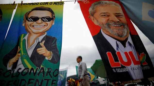 Affiches de campagne présidentielle brésilienne représentant l'ancien président brésilien Luiz Inacio Lula da Silva et le président sortant Jair Bolsonaro, à Brasilia.