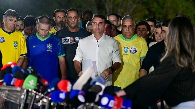Flavio Bolsonaro réagit après avoir perdu les élections.