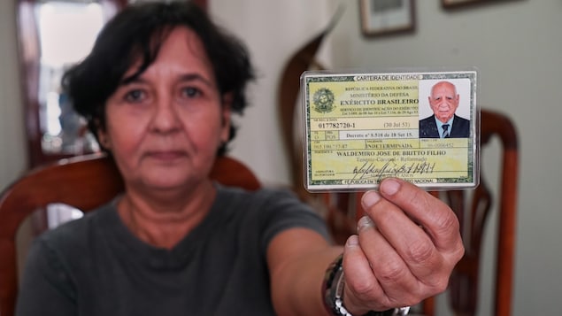 Une carte d'identité.