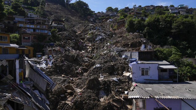 Au moins 113 morts dans les inondations à Petropolis, au Brésil