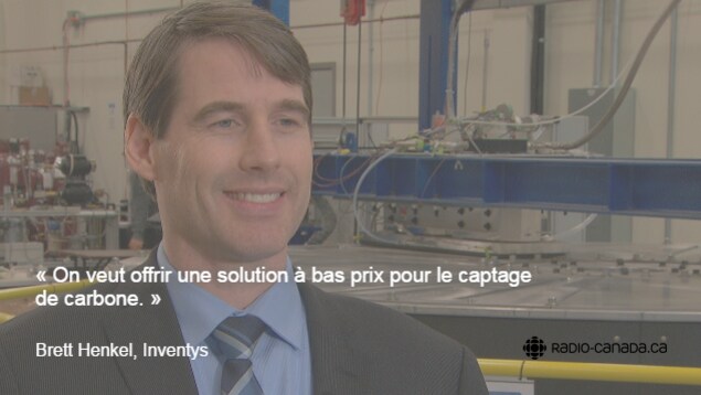 Brett Henkel, vice-président d'Inventys, devant une installation de captage de carbone. Brett Henkel, vice-président d'Inventys, devant une installation de captage de carbone.