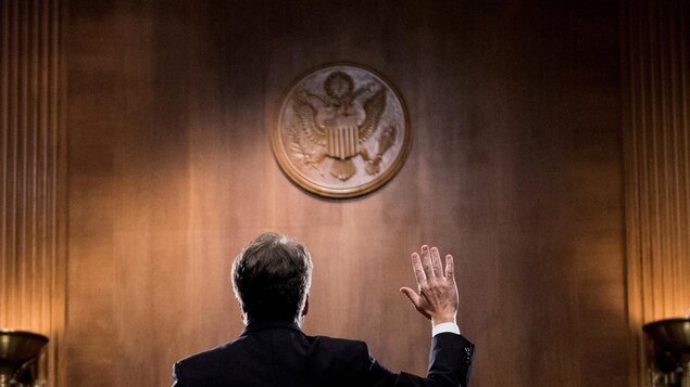 Le juge Brett Kavanaugh a été photographié de dos au moment où il jurait avant de témoigner devant le comité judiciaire du Sénat américain.