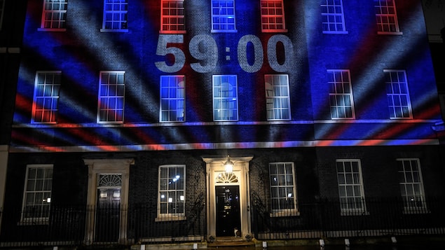 Le drapeau britannique où s'affiche les chiffres 59:00 est projeté sur l'édifice.