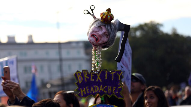 Des manifestants brandissent une effigie de la première ministre May lors de la manifestation de samedi, à Londres. Des manifestants brandissent une effigie de la première ministre May lors de la manifestation de samedi, à Londres.