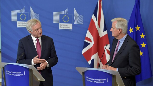 Le ministre britannique du Brexit,David Davis (à gauche), et le négociateur en chef de l'UE, Michel Barnier.