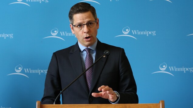 le maire de Winnipeg parle à un micro.