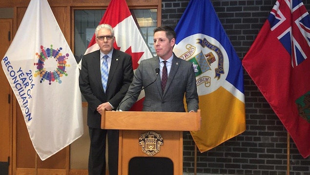 Administrateur de la Ville, Doug McNeil (gauche) et le maire Brian Bowman