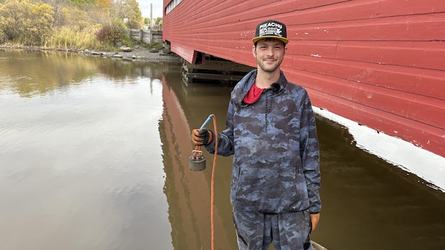 Brian Dupuis montre l'aimant dont il se sert pour pêcher.