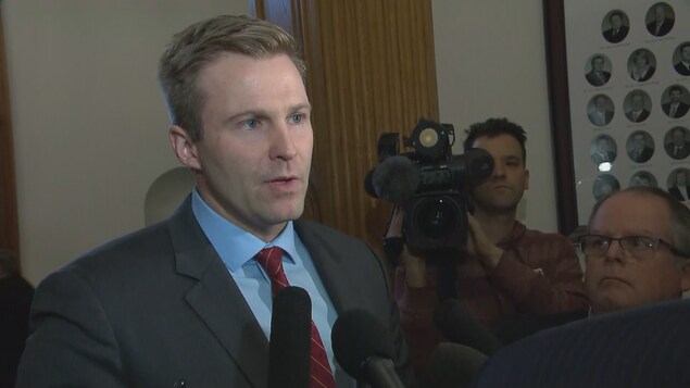 Brian Gallant lors d'une mêlée de presse. Brian Gallant lors d'une mêlée de presse.