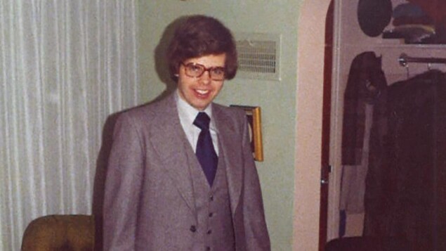 Photo d'un homme en costume gris. Photo d'un homme en costume gris.