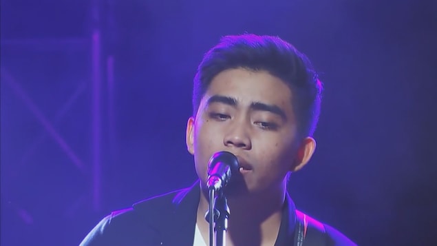 Brian Mendoza chante lors d'un spectacle de talents amateurs.