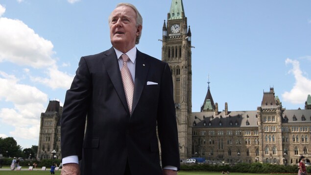 رئيس الحكومة الكندية الأسبق برايان مالروني مغادراً مبنى البرلمان في أوتاوا في حزيران (يونيو) 2012.