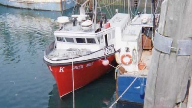 Le bateau Brier Mist amarré dans un port.  